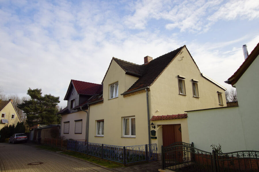 Landsberg OT Petersdorf: Doppelhaushälfte mit Nebengelass und großem Grundstück, 06188 Landsberg OT Petersdorf, Einfamilienhaus