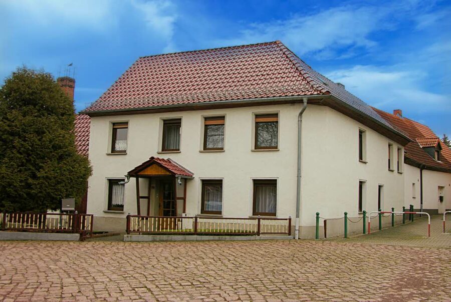 Petersberg OT Ostrau: Einfamilienhaus mit Ausbaureserve, Grage und Nebengelass, 06193 Petersberg-Ostrau, Einfamilienhaus