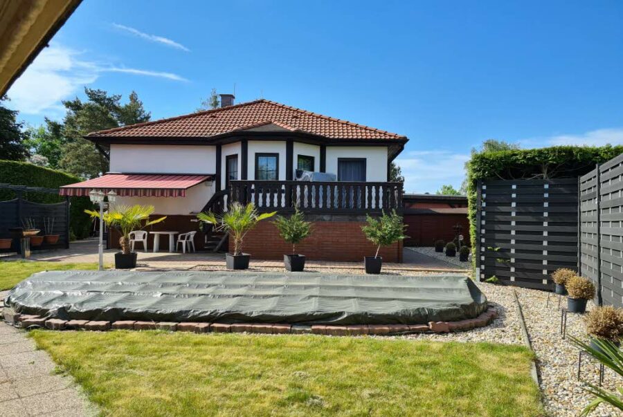 Landsberg: Einfamilienhaus-Bungalow mit Pool und Doppel-Carport, 06188 Landsberg, Einfamilienhaus